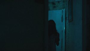 عيناها مخيفتان، وهي تنظر إلى، شعرت بقشعريره كبيرة في كامل جسدي .. ظننت أنها النهاية